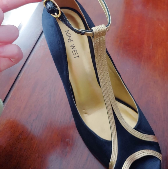 AVAILABLE ONLY IN THE BUNDLE/ Amazing Nine West 9 1/2 Heels, black and gold - Picture 11 of 15